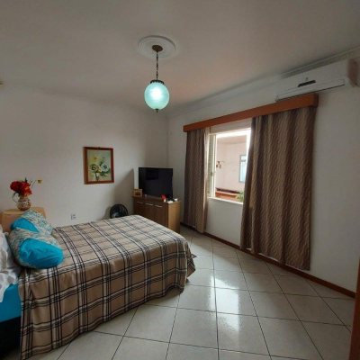 Casa Residencial com 323m², 4 quartos, 1 suíte, 3 garagens, no bairro Barreiros em São José