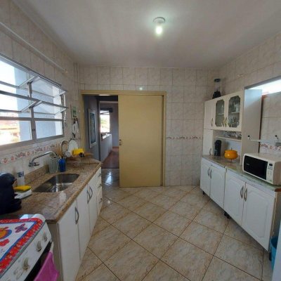 Casa Residencial com 323m², 4 quartos, 1 suíte, 3 garagens, no bairro Barreiros em São José