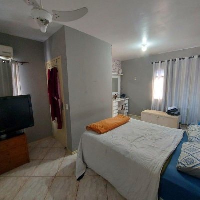 Casa Residencial com 323m², 4 quartos, 1 suíte, 3 garagens, no bairro Barreiros em São José