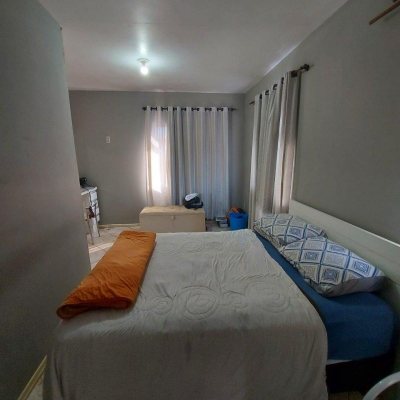 Casa Residencial com 323m², 4 quartos, 1 suíte, 3 garagens, no bairro Barreiros em São José