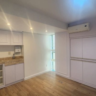 Sala com 136m², 3 garagens, no bairro Centro em Florianópolis