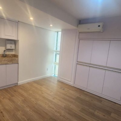 Sala com 136m², 3 garagens, no bairro Centro em Florianópolis