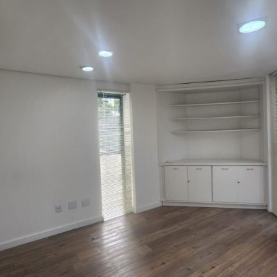 Sala com 136m², 3 garagens, no bairro Centro em Florianópolis