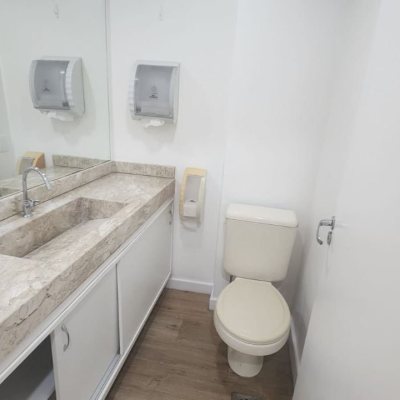 Sala com 136m², 3 garagens, no bairro Centro em Florianópolis