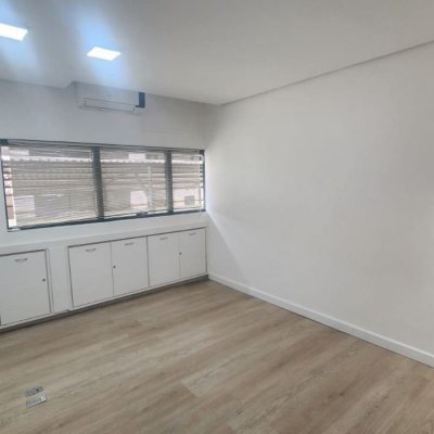 Sala com 136m², 3 garagens, no bairro Centro em Florianópolis