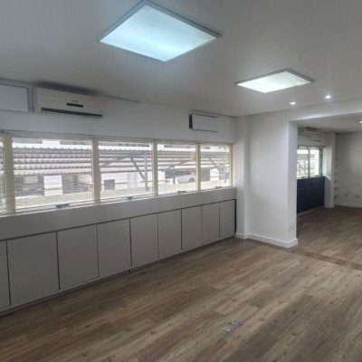 Sala com 136m², 3 garagens, no bairro Centro em Florianópolis