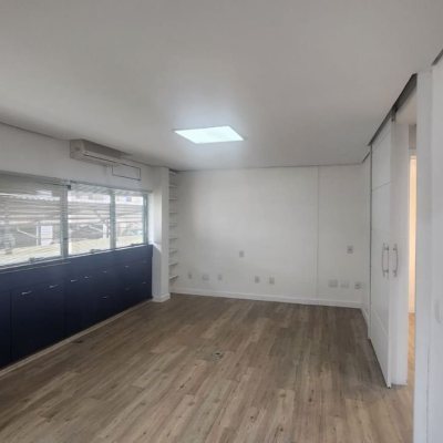 Sala com 136m², 3 garagens, no bairro Centro em Florianópolis