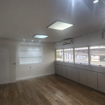 Sala com 136m², 3 garagens, no bairro Centro em Florianópolis