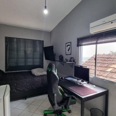 Casa Residencial com 270m², 5 quartos, 1 suíte, 2 garagens, no bairro Sambaqui em Florianópolis