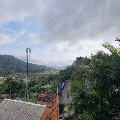 Casa Residencial com 270m², 5 quartos, 1 suíte, 2 garagens, no bairro Sambaqui em Florianópolis