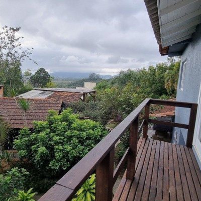 Casa Residencial com 270m², 5 quartos, 1 suíte, 2 garagens, no bairro Sambaqui em Florianópolis