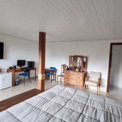 Casa Residencial com 270m², 5 quartos, 1 suíte, 2 garagens, no bairro Sambaqui em Florianópolis