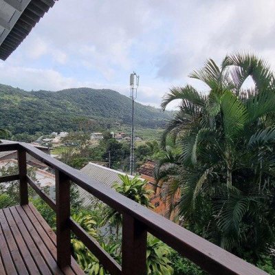 Casa Residencial com 270m², 5 quartos, 1 suíte, 2 garagens, no bairro Sambaqui em Florianópolis