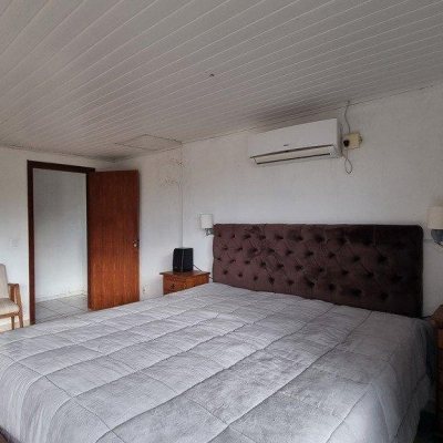 Casa Residencial com 270m², 5 quartos, 1 suíte, 2 garagens, no bairro Sambaqui em Florianópolis