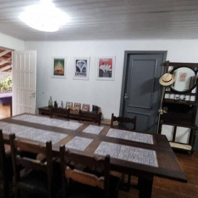 Casa Residencial com 270m², 5 quartos, 1 suíte, 2 garagens, no bairro Sambaqui em Florianópolis