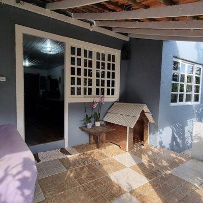 Casa Residencial com 270m², 5 quartos, 1 suíte, 2 garagens, no bairro Sambaqui em Florianópolis