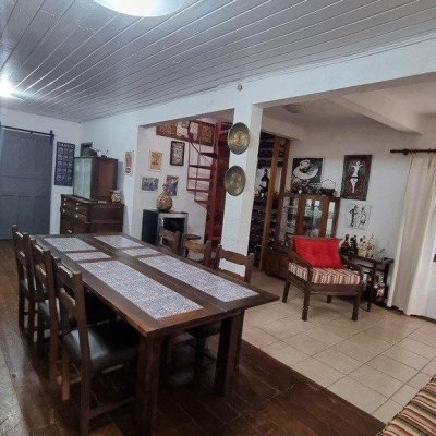 Casa Residencial com 270m², 5 quartos, 1 suíte, 2 garagens, no bairro Sambaqui em Florianópolis