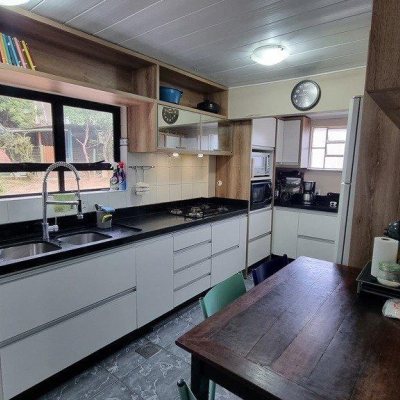 Casa Residencial com 270m², 5 quartos, 1 suíte, 2 garagens, no bairro Sambaqui em Florianópolis