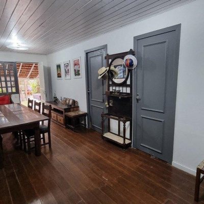 Casa Residencial com 270m², 5 quartos, 1 suíte, 2 garagens, no bairro Sambaqui em Florianópolis