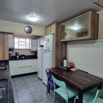 Casa Residencial com 270m², 5 quartos, 1 suíte, 2 garagens, no bairro Sambaqui em Florianópolis