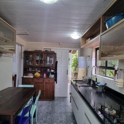 Casa Residencial com 270m², 5 quartos, 1 suíte, 2 garagens, no bairro Sambaqui em Florianópolis