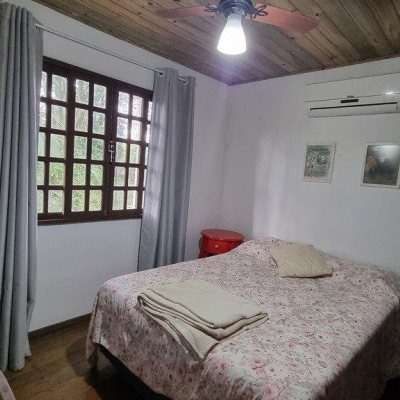 Casa Residencial com 270m², 5 quartos, 1 suíte, 2 garagens, no bairro Sambaqui em Florianópolis