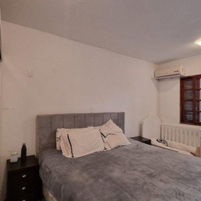 Casa Residencial com 270m², 5 quartos, 1 suíte, 2 garagens, no bairro Sambaqui em Florianópolis