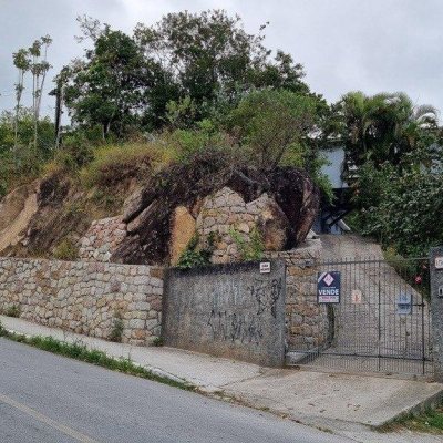 Casa Residencial com 270m², 5 quartos, 1 suíte, 2 garagens, no bairro Sambaqui em Florianópolis