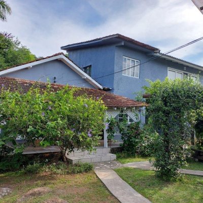 Casa Residencial com 270m², 5 quartos, 1 suíte, 2 garagens, no bairro Sambaqui em Florianópolis