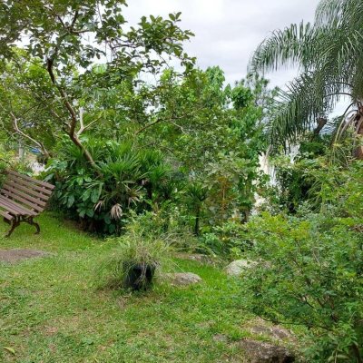 Casa Residencial com 270m², 5 quartos, 1 suíte, 2 garagens, no bairro Sambaqui em Florianópolis