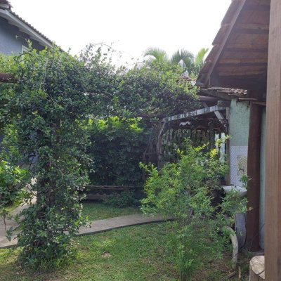 Casa Residencial com 270m², 5 quartos, 1 suíte, 2 garagens, no bairro Sambaqui em Florianópolis