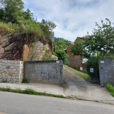 Casa Residencial com 270m², 5 quartos, 1 suíte, 2 garagens, no bairro Sambaqui em Florianópolis