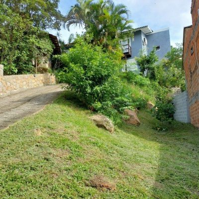 Casa Residencial com 270m², 5 quartos, 1 suíte, 2 garagens, no bairro Sambaqui em Florianópolis