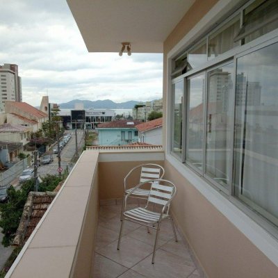 Casa Residencial com 263m², 6 quartos, 1 suíte, 2 garagens, no bairro Estreito em Florianópolis