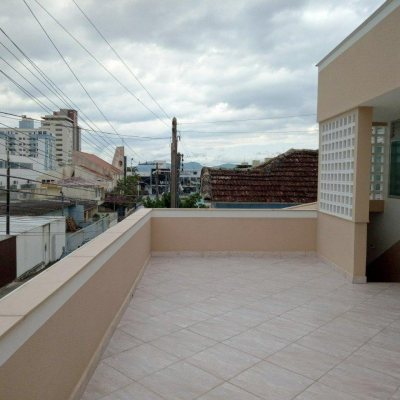 Casa Residencial com 263m², 6 quartos, 1 suíte, 2 garagens, no bairro Estreito em Florianópolis