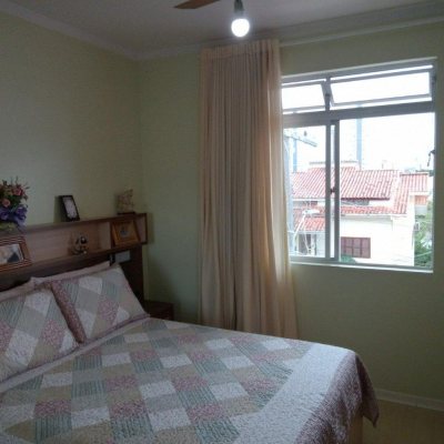 Casa Residencial com 263m², 6 quartos, 1 suíte, 2 garagens, no bairro Estreito em Florianópolis