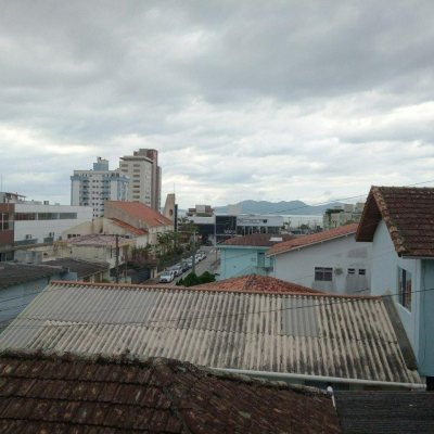 Casa Residencial com 263m², 6 quartos, 1 suíte, 2 garagens, no bairro Estreito em Florianópolis