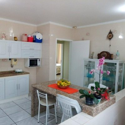 Casa Residencial com 263m², 6 quartos, 1 suíte, 2 garagens, no bairro Estreito em Florianópolis