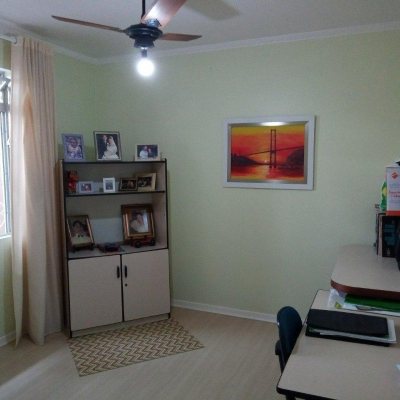 Casa Residencial com 263m², 6 quartos, 1 suíte, 2 garagens, no bairro Estreito em Florianópolis