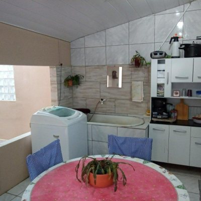 Casa Residencial com 263m², 6 quartos, 1 suíte, 2 garagens, no bairro Estreito em Florianópolis