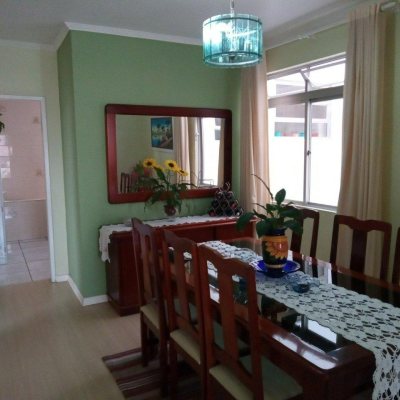 Casa Residencial com 263m², 6 quartos, 1 suíte, 2 garagens, no bairro Estreito em Florianópolis