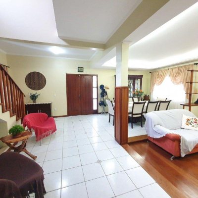 Casa Residencial com 370m², 4 quartos, 1 suíte, 2 garagens, no bairro Carianos em Florianópolis