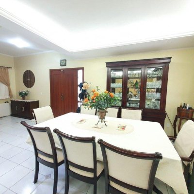 Casa Residencial com 370m², 4 quartos, 1 suíte, 2 garagens, no bairro Carianos em Florianópolis