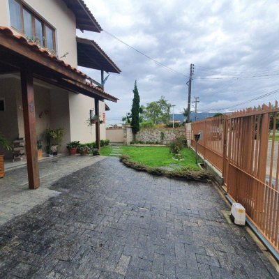 Casa Residencial com 370m², 4 quartos, 1 suíte, 2 garagens, no bairro Carianos em Florianópolis