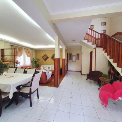 Casa Residencial com 370m², 4 quartos, 1 suíte, 2 garagens, no bairro Carianos em Florianópolis