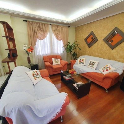 Casa Residencial com 370m², 4 quartos, 1 suíte, 2 garagens, no bairro Carianos em Florianópolis