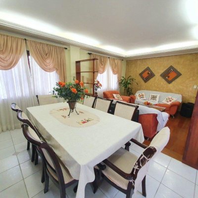 Casa Residencial com 370m², 4 quartos, 1 suíte, 2 garagens, no bairro Carianos em Florianópolis