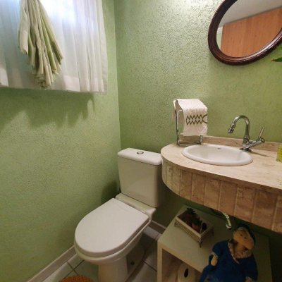 Casa Residencial com 370m², 4 quartos, 1 suíte, 2 garagens, no bairro Carianos em Florianópolis