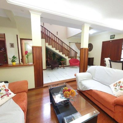 Casa Residencial com 370m², 4 quartos, 1 suíte, 2 garagens, no bairro Carianos em Florianópolis