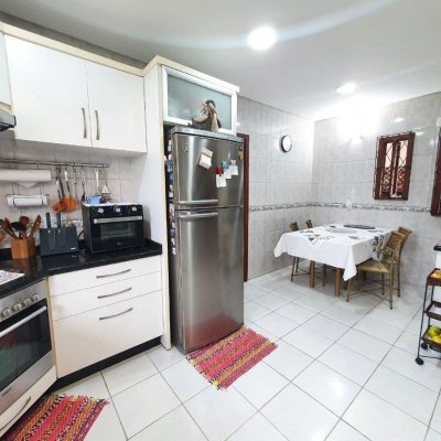 Casa Residencial com 370m², 4 quartos, 1 suíte, 2 garagens, no bairro Carianos em Florianópolis